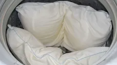 Die Vergilbung verschwindet: ein Esslöffel – und die Kissen werden wieder schneeweiss