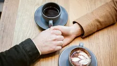 Woran du erkennst, dass ein Mann heimlich in dich verliebt ist: 4 nicht offensichtliche Signale