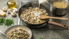 Lecker und ohne Aufwand: Cremige Pasta mit Poulet und Pilzen in 15 Minuten