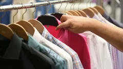 Lassen einen sofort älter wirken: Die häufigsten Garderobenfehler bei Menschen über 60