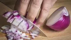 Wie man den Zwiebelgeruch leicht von den Händen entfernt: Ein Chefkoch nennt 4 Methoden