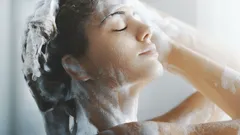 Styling wird ausgewaschen – mit Folgen: Das sammelt sich monatelang auf der Kopfhaut an