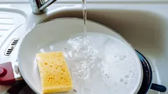 Du hast sicher schon eine heisse Pfanne mit kaltem Wasser gespült: Darum solltest du das nicht mehr tun