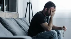 Viele tun es ständig: 8 Gewohnheiten, die Menschen unglücklich machen