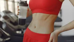 Flacher Bauch im Stehen: Übungen, die besser wirken als alle Crunches