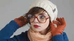 Leicht und stilvoll: Wie du selbst eine enge Mütze trägst, ohne deine Frisur zu ruinieren