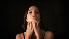 Fünf Übungen für ein Gesichts-Lifting ab 50: Das Doppelkinn verschwindet sofort