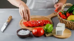 Warum man Tomaten erst kurz vor dem Servieren salzt: eine Regel, die den Salatgeschmack verändert