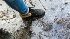 Sichere Schritte im Winter: So wählen Sie Schuhe, die auf glatten Wegen nicht versagen