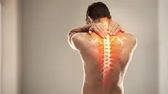 Rundrücken beginnt bei den Schultern: Diese Übung bringt die aufrechte Haltung zurück