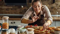 Was schenkt man jemandem, der gerne kocht: Heissluftfritteuse, Multikocher oder Mixer?