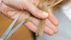 Deine Haare sind strohig, brechen ab, hängen strähnig herunter? 5 Tricks, die sie retten – ganz ohne Salon