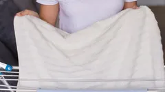Wie du Wäsche in einer kalten Wohnung trocknest: Dieser Trick rettet Bettlaken vor Feuchtigkeit